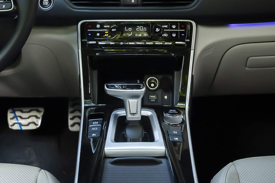 Wireless charging tray